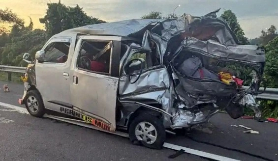 Mobil Gran Max remuk usai terlibat kecelakaan di Tol Cipali. [Istimewa]