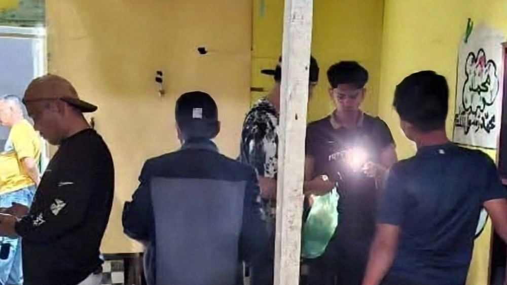 Polisi melakukan penggerebekan narkoba. [Istimewa]