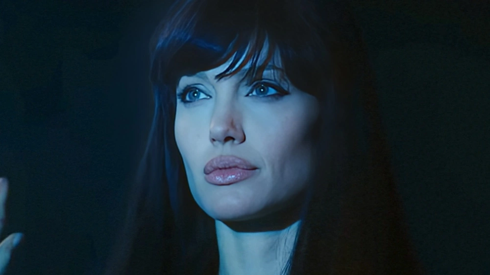 Angelina Jolie jadi agen paling berbahaya di film Salt. [Youtube]