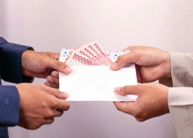 Ilustrasi uang pemerasan. [Pexels]