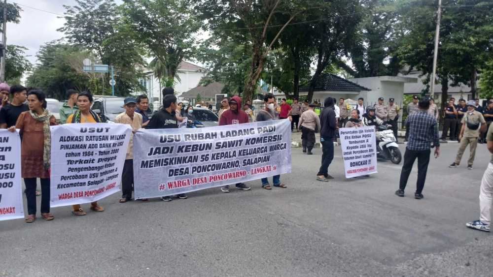 Warga menggelar aksi unjuk rasa di USU Jalan Dr Mansyur Medan. [Dok istimewa]