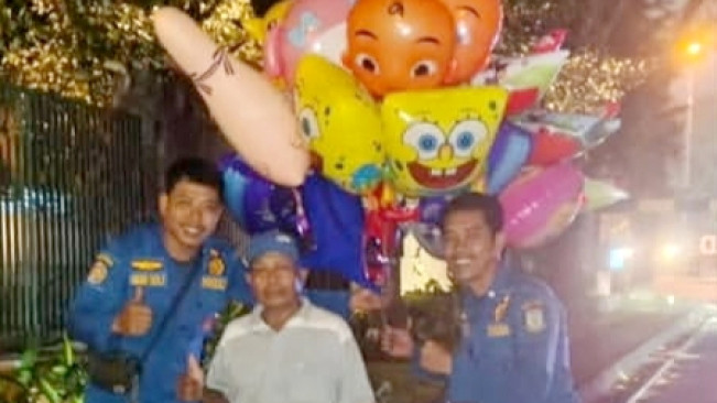 Viral! Balon Pedagang Lepas di Tangsel, Damkar Gercep Panjat Pohon