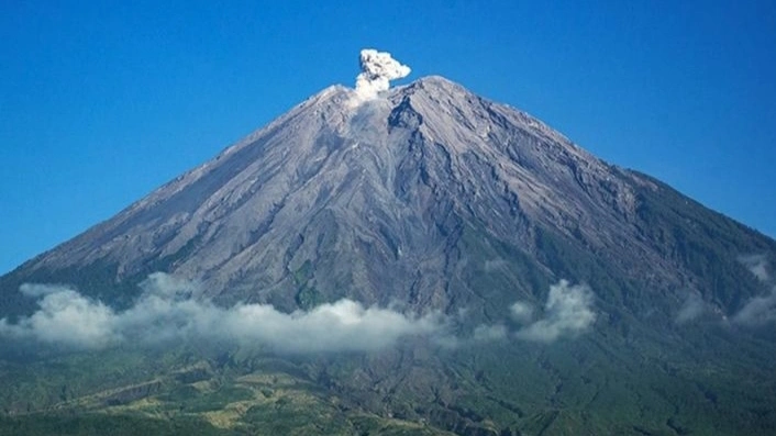Ilustrasi Gunung Semeru alami erupsi. [Instagram]