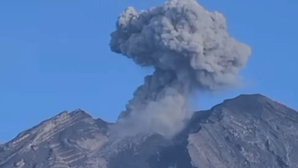 Gunung Semeru masih menunjukkan aktivitas tinggi.