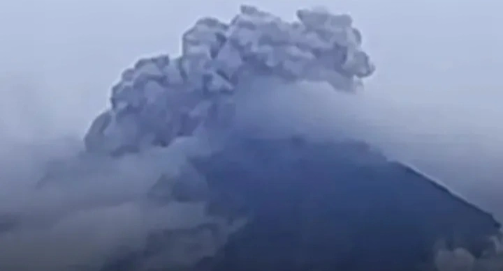 Ilustrasi Gunung Semeru alami erupsi dan masih berstatus waspada (Level II). [Int]