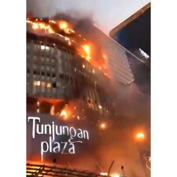 Tunjungan Plaza Surabaya Diamuk si Jago Merah