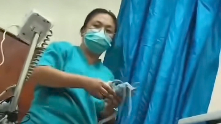 Perawat viral yang menangani seorang ibu meninggal di salah satu ruang inap RS Adam Malik Medan. [Instagram]