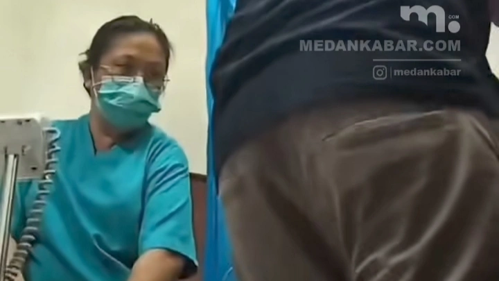 Perawat viral yang menangani seorang ibu meninggal di salah satu ruang inap RS Adam Malik Medan. [Instagram]