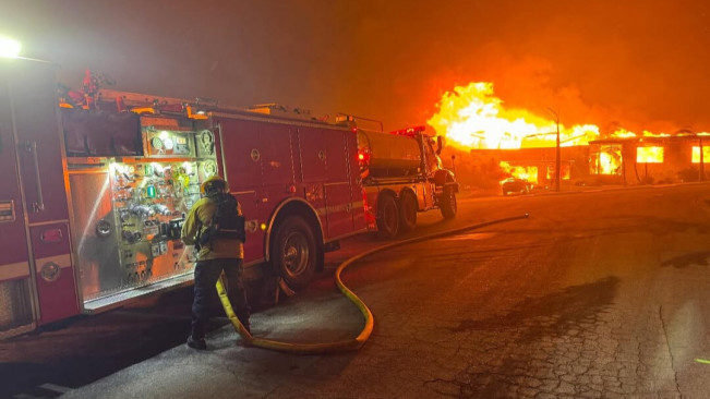 Perjuangan Petugas Damkar di Tengah Kebakaran Los Angeles