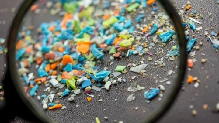 Ilustrasi hujan mengandung mikroplastik. [Int]