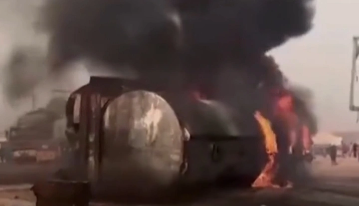 Ilustrasi truk tangki terbalik dan meledak di salah satu kawasan di Nigeria mengakibatkan 30 orang tewas dan 40 lainnya terluka. [Int]