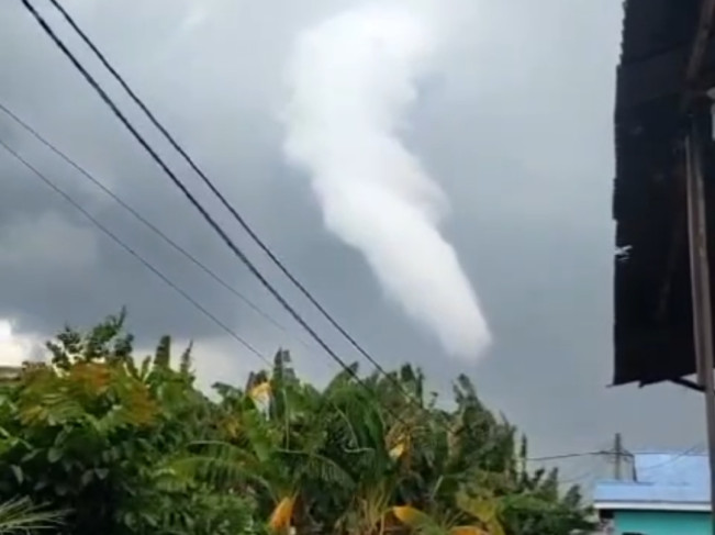 Angin Puting Beliung Tengah Bergerak Meliuk-liuk di Medan dan Deli Serdang Terekam Warga