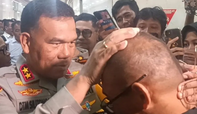 Video Kapolda NTT Elus-elus Kepala Ipda Rudy Soik di Gedung DPR: Saya Bapakmu…