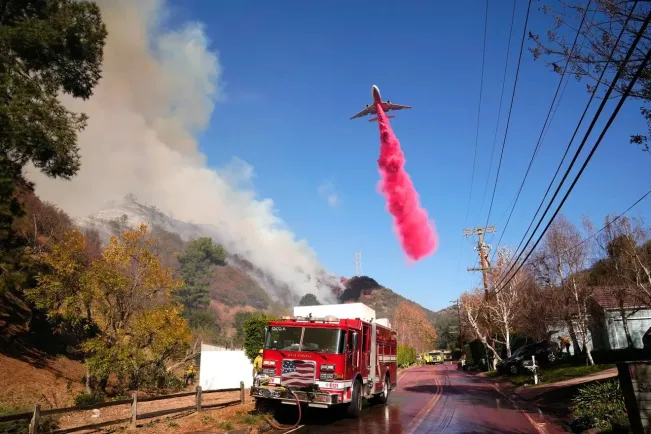 Fakta Soal Bubuk Pink yang Digunakan Untuk Padamkan Api di Los Angeles
