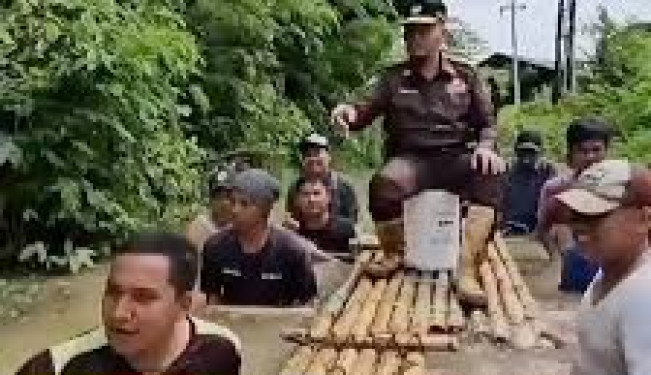 Viral, Dirut PDAM Bangkalan Tinjau Banjir Ditandu Warga, Netizen : Berasa Zaman Kerajaan