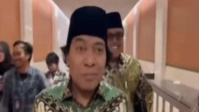 Viral Celotehan Komeng saat Diwawancara Soal Elpiji Langka Bikin Wartawan Terkekeh-kekeh