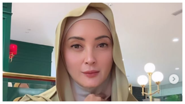 Biodata dan Agama Artis Della Puspita Yang Dituduh Menggelapkan Mobil dan Tertipu Travel Umroh