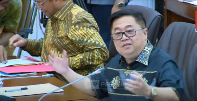 Viral! Ada Amplop Coklat Diselipkan di Bawah Meja Saat RDP Antara DPR dan Pertamina