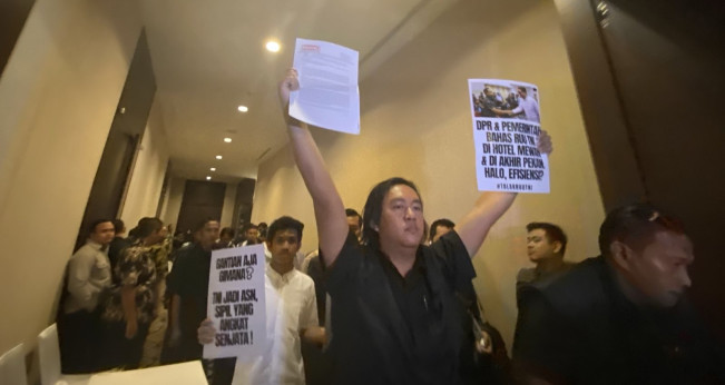Aktivis Sipil Gedor Pintu Rapat Panja DPR Revisi UU TNI di Hotel Mewah: Halo Efisiensi?