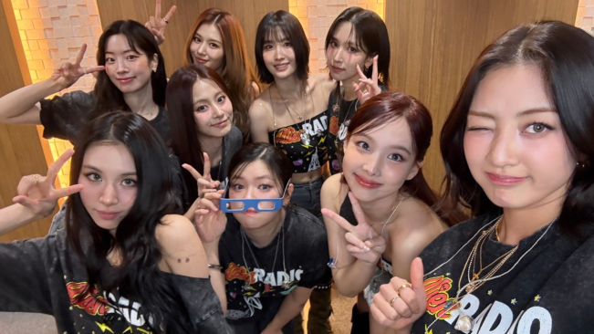 Jadi Tamu Spesial di Konser Coldplay, TWICE Bawakan Lagu We Pray