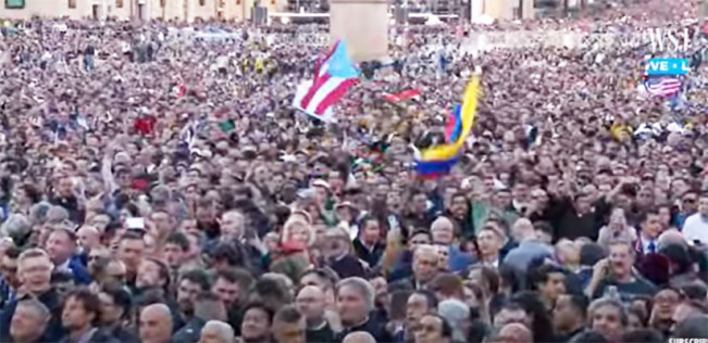 Umat Berkumpul di Basilika Santo Petrus Menanti Munculnya Paus Baru di Balkon