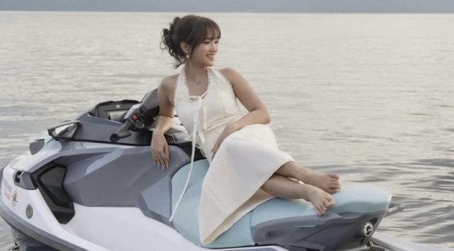 Fuji Diledek Teman Sendiri Hingga Dibandingkan dengan Natasha Willona, Gara-gara Pakai Full Make Up Saat ke Pantai