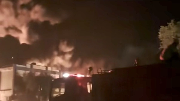 Penampakan Pabrik pengelolaan limbah B3 di Karawang terbakar. [Instagram]