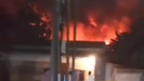 Pabrik pengelolaan limbah B3 di Karawang yang terbakar dekat pemukiman warga  [instagram]