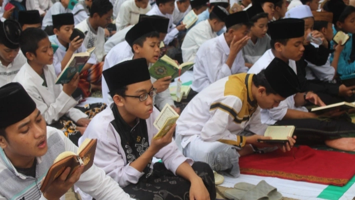 Ilustrasi para santri saat melakukan kegiatan mengaji. [Int]