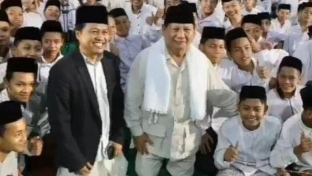 Momen Presiden Prabowo menyapa para santri saat merayakan Hari Santri Nasional (HSN) beberapa waktu lalu. [Int]