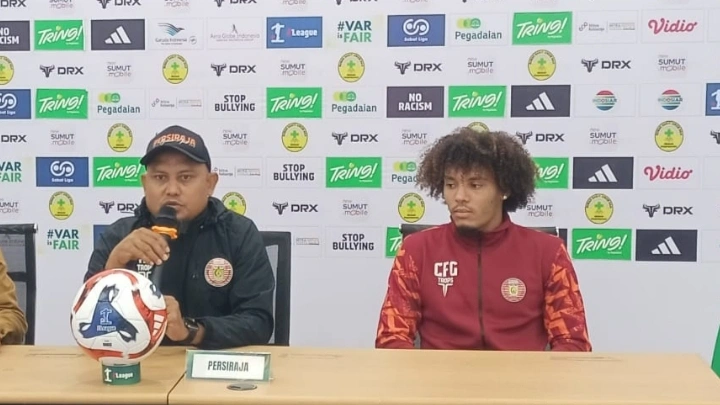 pelatih Persiraja Ahyar Ilyas bersama pemain asingnya. [Dok PSMS]