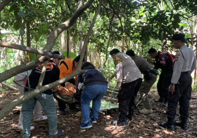 Pria Ditemukan Tewas Gantung Diri di Kebon Kosong Jagakarsa
