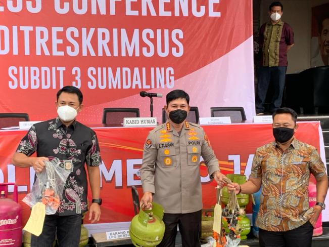 Begini Tutorial Mengoplos Gas 12 Kg Versi Para Tersangka