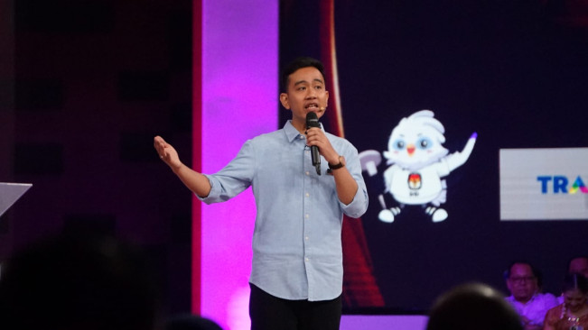 KPU Bantah Tudingan Roy Suryo kepada Gibran, Hasyim Asy'ari: Bukan Ear Feeder, itu Mik
