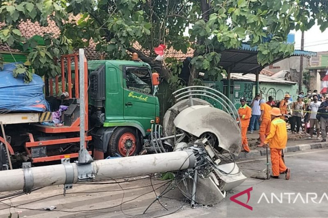 Truk Tabrak Tiang Listrik Tewaskan Sejumlah Orang di Bekasi