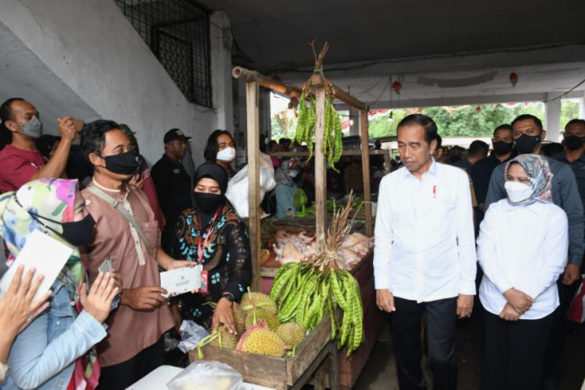 Jokowi Beri Bantuan ke Pedagang Pasar Sebelum Tinjau Bendungan Sadawarna