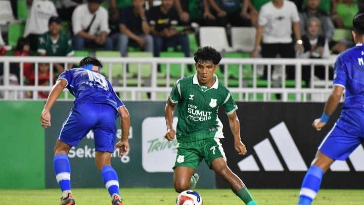 Pemain PSMS Medan mendapat hadangan dari pemain Persiraja. [Dok PSMS]