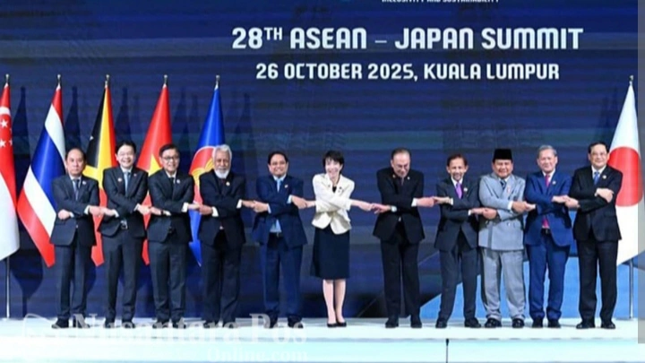 Momen para petinggi negara ASEAN dan PM Jepang di acara KTT Ke-28 ASEAN-Jepang di Kuala Lumpur, Malaysia. [Int]