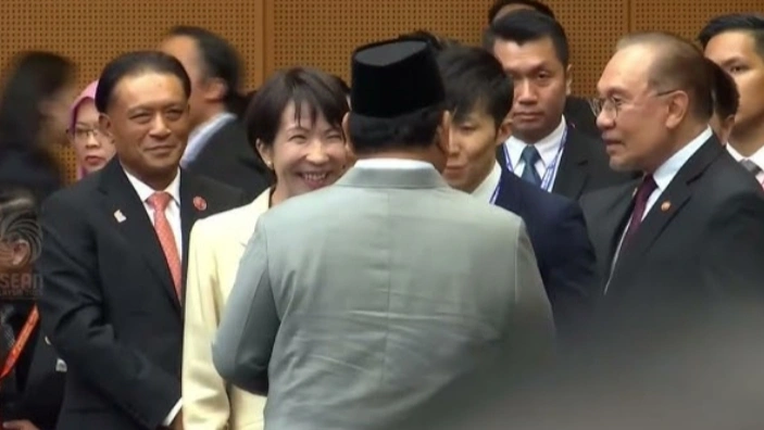 Momen PM Jepang Sanae Takaichi saat berdialog dengan petinggi negara ASEAN, di acara KTT Ke-28 ASEAN-Jepang di Kuala Lumpur, Malaysia. [Int]