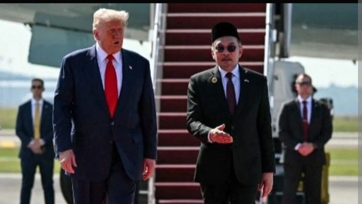 Kedatangan Trump di Malaysia disambut Perdana Menteri Malaysia Anwar Ibrahim . [Int]