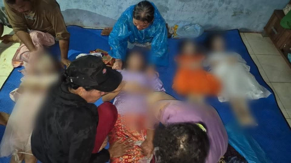 Korban longsor ditemukan meninggal dunia. [Dok Brimob]