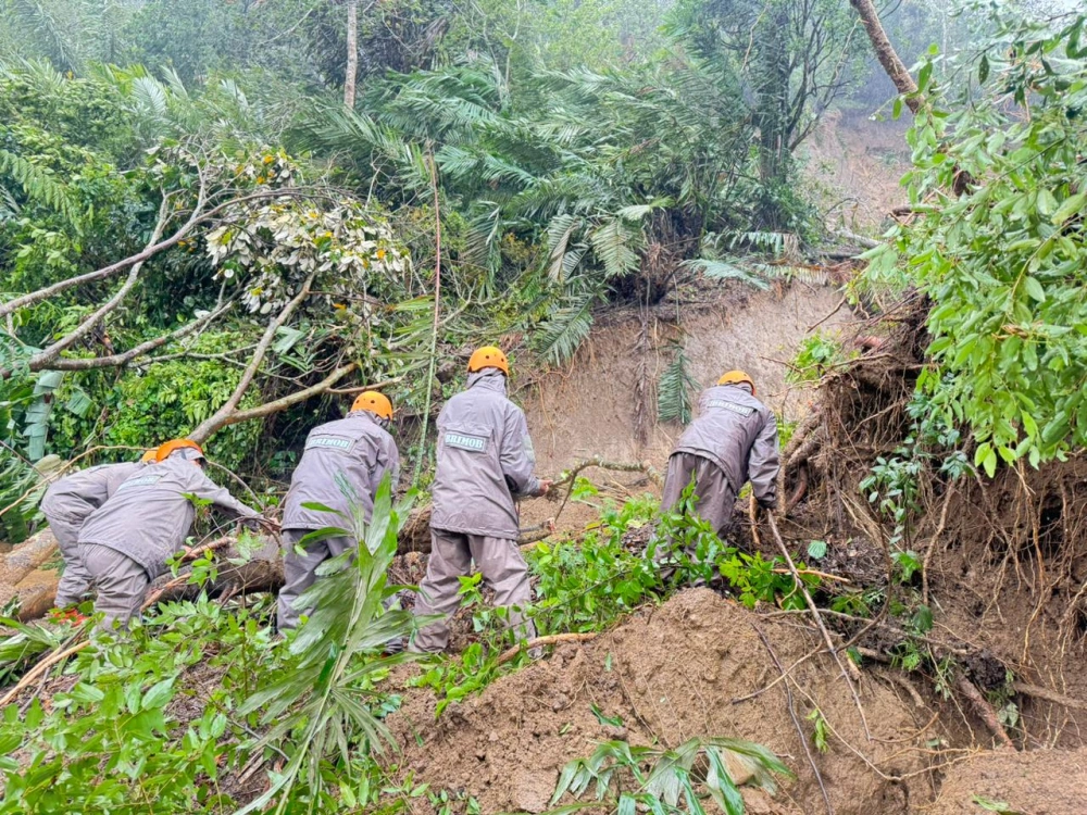 Petugas berada di lokasi longsor di Sumut. [Dok Brimob]