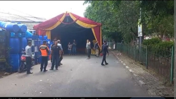 Ilustrasi tenda hajatan makan badan jalan. [Int]