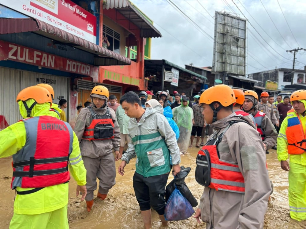 Petugas berada di lokasi bencana banjir. [Istimewa]