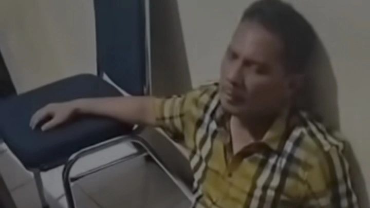 Pria yang diduga mirip mantan Bupati Dharmasraya digrebek warga di penginapan atas menampilkan hal-hal seksual terhadap sesama jenis. [Instagram@kabarpauh]