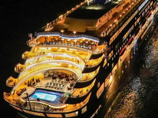 Kapal M/V Piano Land, sajikan 100℅ menu halal. [Int]