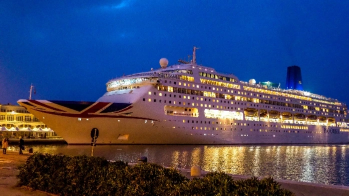 Kapal M/V Piano Land, kapal pesiar ramah Muslim pertama di dunia. [Int]