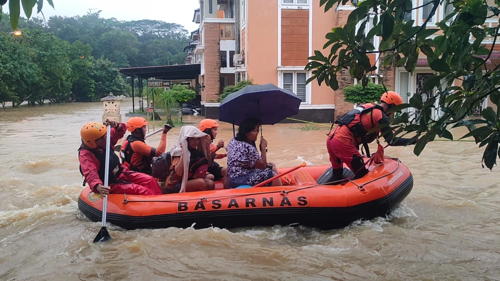 Petugas Basarnas mengevakuasi korban banjir di Medan. [Istimewa]