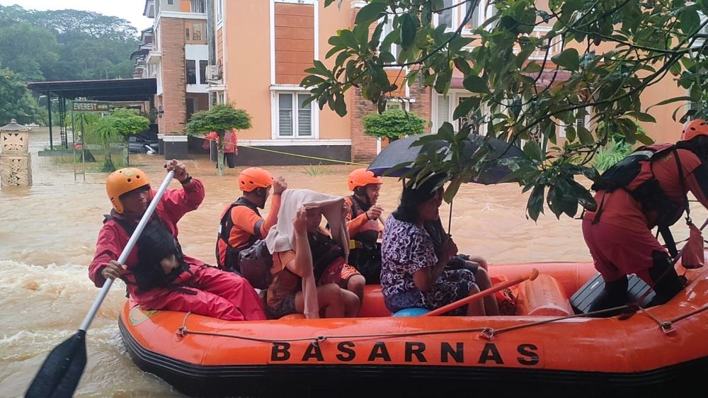 Basarnas evakuasi warga terjebak banjir di Medan. 