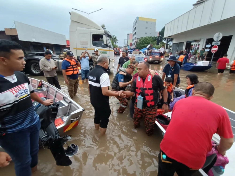 Banjir juga terjadi di Malaysia dan Thailand. [X Anwar Ibrahim]